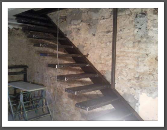habillage escalier, rénover son escalier, Recouvrir non escalier beton Avec Un Placages habillage escalier beton, Recouvrir pair collage , escalier béton brut de décoffrage Avec Les Placages, escalier suspendu